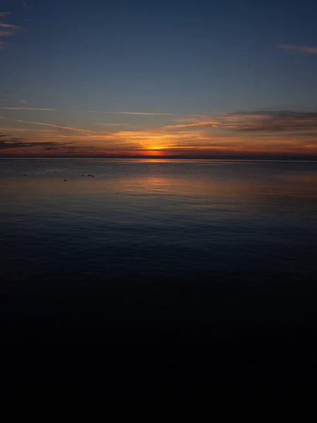 Bewölkter Sonnenuntergang auf dem Wasser — Stockfoto