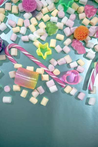 Winzige bunte Marshmallows, Zuckerstangen, Gelee Bonbons, Spiralspielzeug — Stockfoto