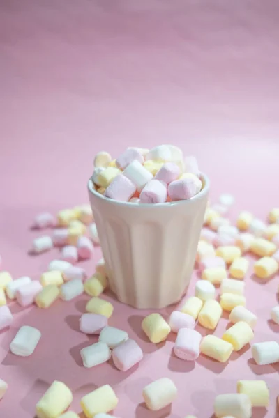 Tasse voll von winzigen farbigen Marshmallows und vielen Marshmallows — Stockfoto