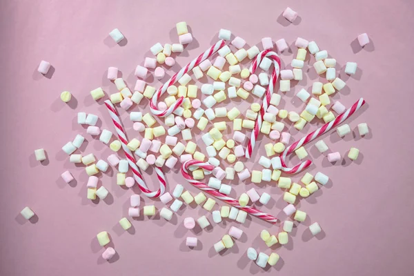 Розовый фон с смесью крошечных цветных зефира и cand — стоковое фото