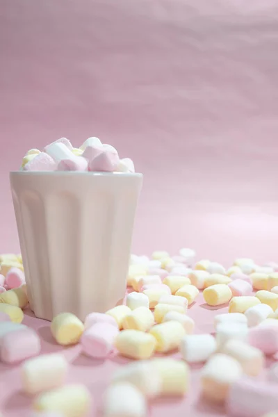 Tasse voll von winzigen farbigen Marshmallows und vielen Marshmallows — Stockfoto