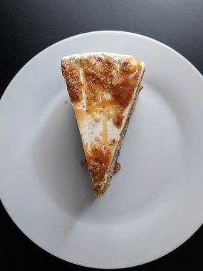 Vanilya kremalı ve karamel soslu katlı pasta.