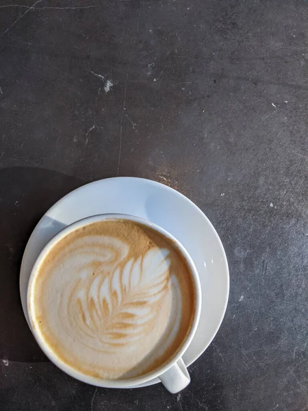 Draufsicht Auf Einen Cappuccino Sonnenlicht Auf Einem Dunklen Tisch — Stockfoto