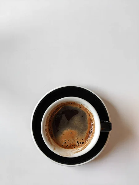 Bovenaanzicht Van Een Kopje Zwarte Koffie Een Witte Achtergrond — Stockfoto