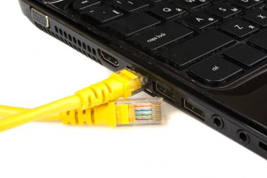 enterne tel kablo ve beyaz bir arka plan üstünde laptop
