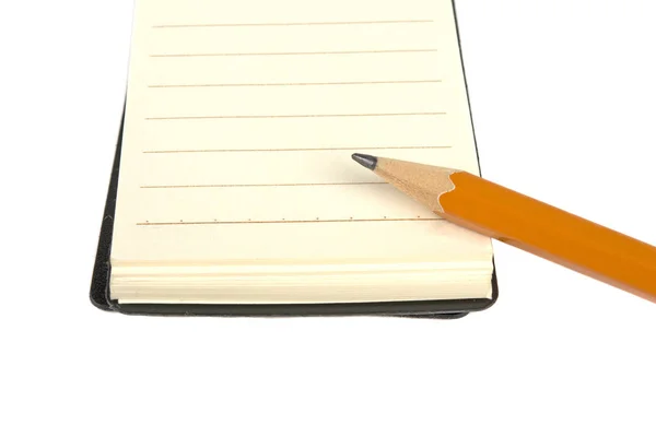 Pequeno caderno com anéis e lápis sobre fundo branco — Fotografia de Stock