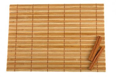 Tarçın bambu mat beyaz arka plan üzerinde izole