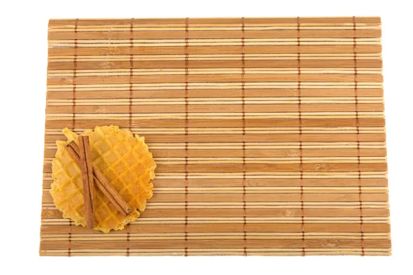 Bambu Arka Plan Gözleme Beyaz Zemin Üzerine Tarçın — Stok fotoğraf
