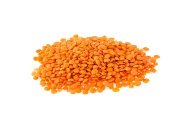 Beyaz arkaplanda izole edilmiş mercimek