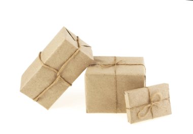 Beyaz arka plan üzerinde izole gri kağıt birlikte ip posta paket paketlenmiş