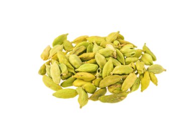 Beyaz arkaplanda yeşil kakule podları