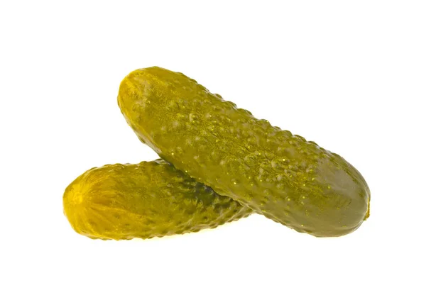 Salamura edilmiş salatalık turşusu beyaz arka planda izole edilmiş.