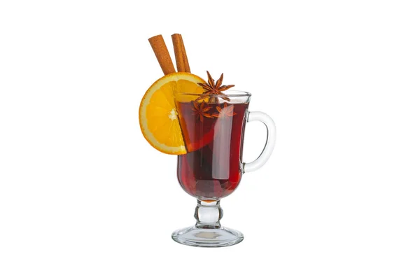 Beyaz bir arka plan üzerinde izole bir cam mulled şarap