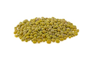 Beyaz arka plan üzerinde izole yeşil mercimek