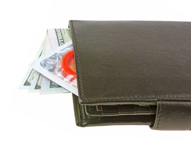Beyaz arka plan üzerinde izole prezervatif çanta ve para dolar