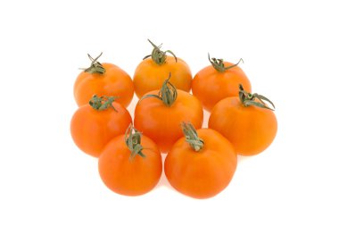 Beyaz arkaplanda küçük turuncu domatesler