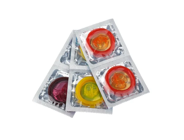 Разноцветные презервативы на белом фоне — стоковое фото