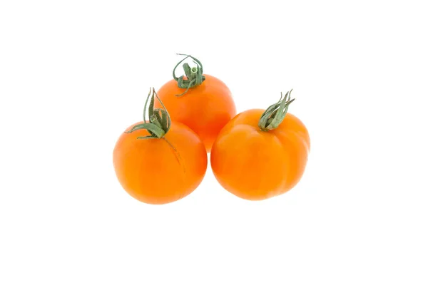 Tiga tomat oranye kecil dengan latar belakang putih — Stok Foto