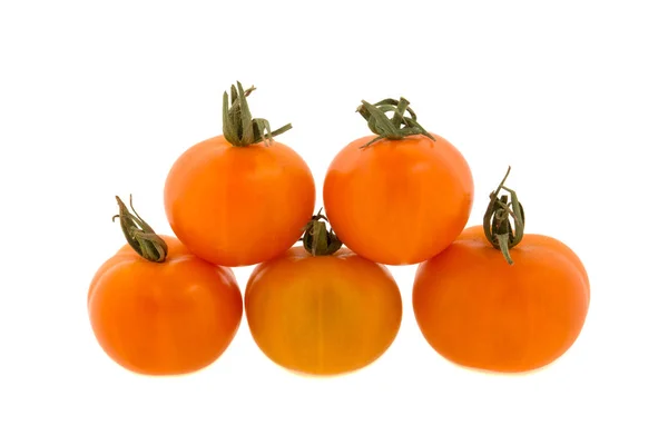 Tomat oranye kecil dengan latar belakang putih — Stok Foto