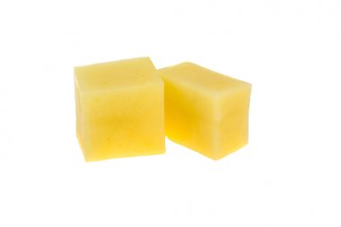 Beyaz zemin üzerine kıyılmış soyulmuş patates