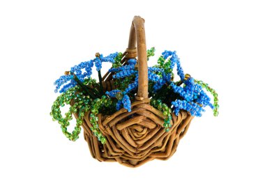 Beyaz zemin üzerinde bir hasır sepet içinde boncuklu çiçek