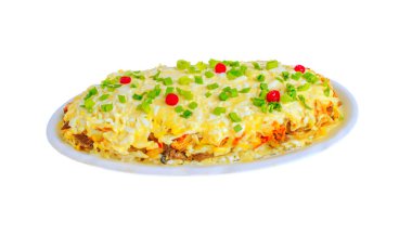 Tabak salata karaciğer yumurta beyaz zemin üzerine havuç soğan