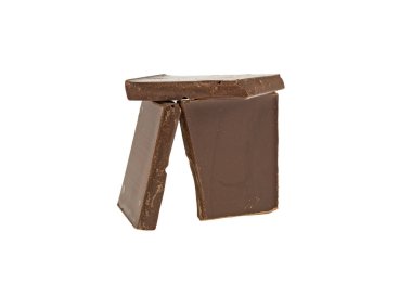 Beyaz arkaplanda izole edilmiş çikolata çubukları