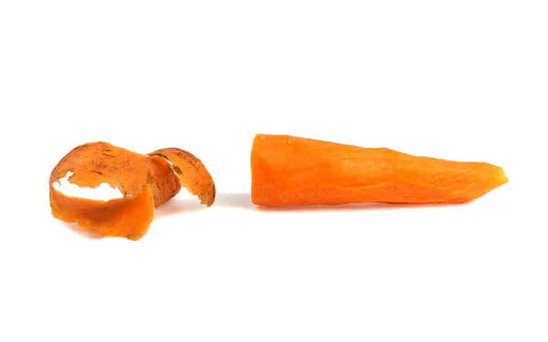 Gula morötter skalade isolerade på vit bakgrund — Stockfoto