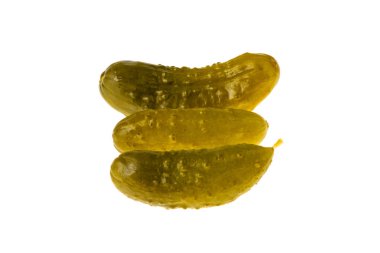 Beyaz bir arka plan üzerinde Konserve salatalık