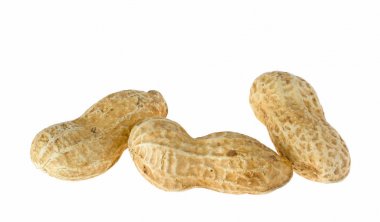 Beyaz arkaplanda yer fıstıkları