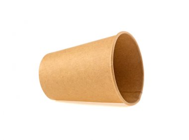 Beyaz arkaplanda kağıt bardak