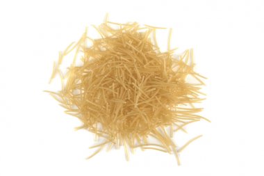 beyaz bir arka plan üzerinde makarna erişte