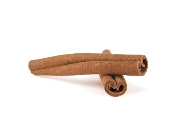 Beyaz arka planda iki tarçın çubuğu