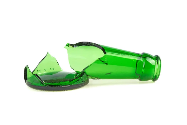ガラスの破片 壊れた緑ボトル 白い背景上のボトルネック — ストック写真
