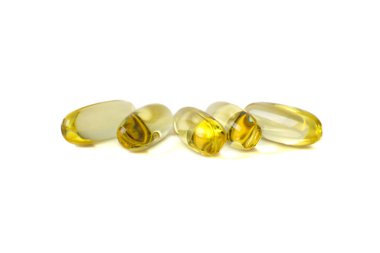 Omega 3 kapsülleri beyaz arkaplanda izole edildi