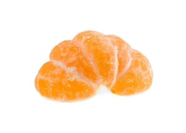 Fatias de tangerina em um fundo branco isolado — Fotografia de Stock