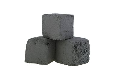 Hindistan cevizinden nargile kömürü beyaz arka planda izole edilmiş.