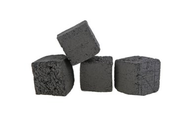 Hindistan cevizinden nargile kömürü beyaz arka planda izole edilmiş.