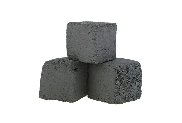 Hindistan cevizinden nargile kömürü beyaz arka planda izole edilmiş.