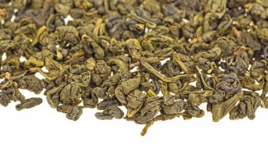 Beyaz arka planda yeşil çay yığını, izole..