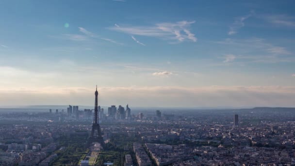モンパルナス タワーからのエッフェル塔 パリのエッフェル塔は 日中のモンパルナス タワーから撮影します 背面では ラ防衛大学校を見て — ストック動画