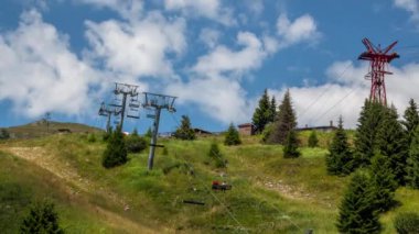 Sandalye asansörde dağlar zaman atlamalı. Yaz döneminde ateş .