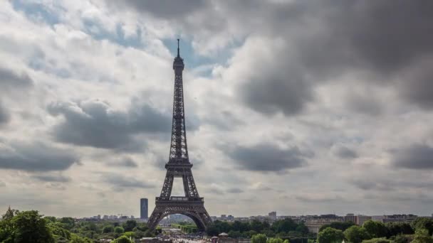 Video Toont Eiffeltoren Een Bewolkte Dag — Stockvideo