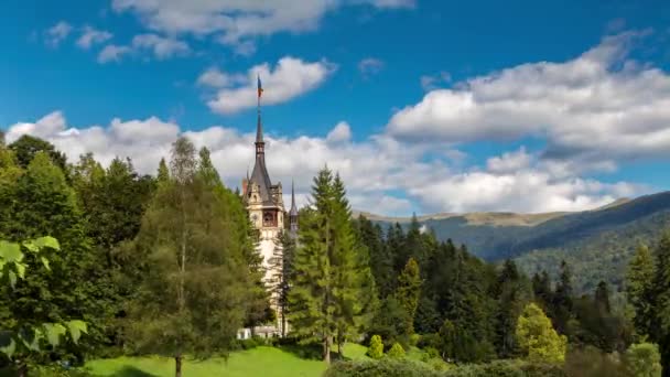 Wolken Boven Peles Kasteel Verplaatsen Het Kasteel Wordt Omringd Door — Stockvideo