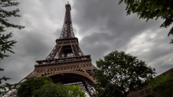 Film Wyświetlono Eiffel Tower Niewyraźne Chmury Nad Ruchu — Wideo stockowe
