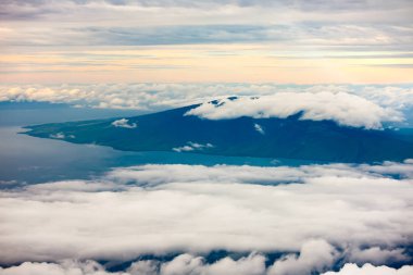 Bulutlar Hawaii Adaları çevresinde