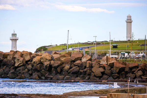 Wollongong coastline behind large rock seawall, Austrália — Fotografia de Stock