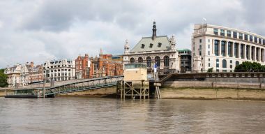 Thames Nehri, Londra, İngiltere'de iskelede Blackfriars