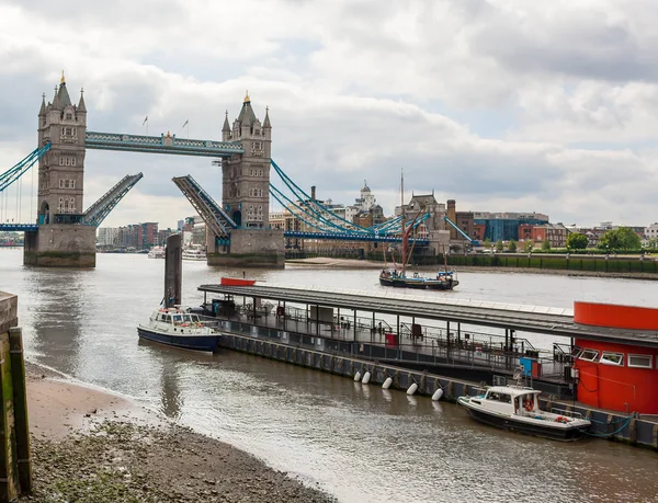 Tower Bridge open getrokken op de rivier de Thames, Londen, Engeland — Stockfoto
