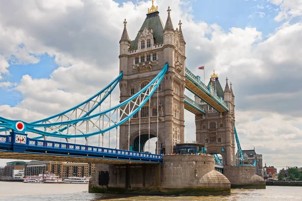 Tower Bridge on the River Thames, London, England — Stock Photo, Image